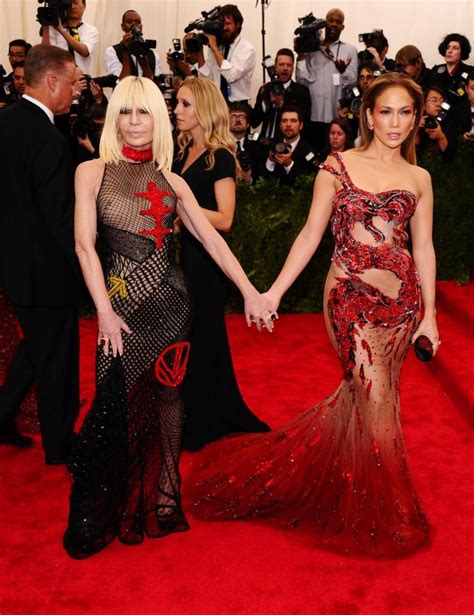 jlo sfila con vestito versace|jennifer lopez versace dresses.